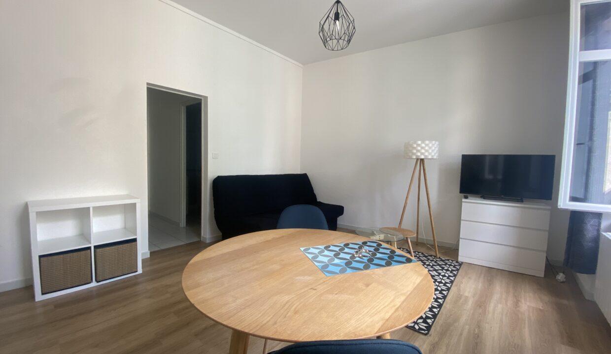 9TH1-grand-studio-meublé-centre-ville-cuisine-séparée-2