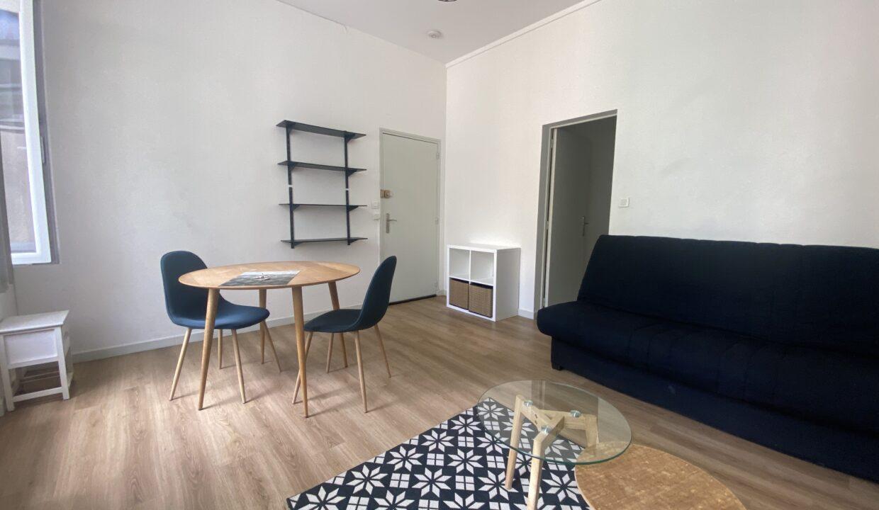 9TH1-grand-studio-meublé-centre-ville-cuisine-séparée-3