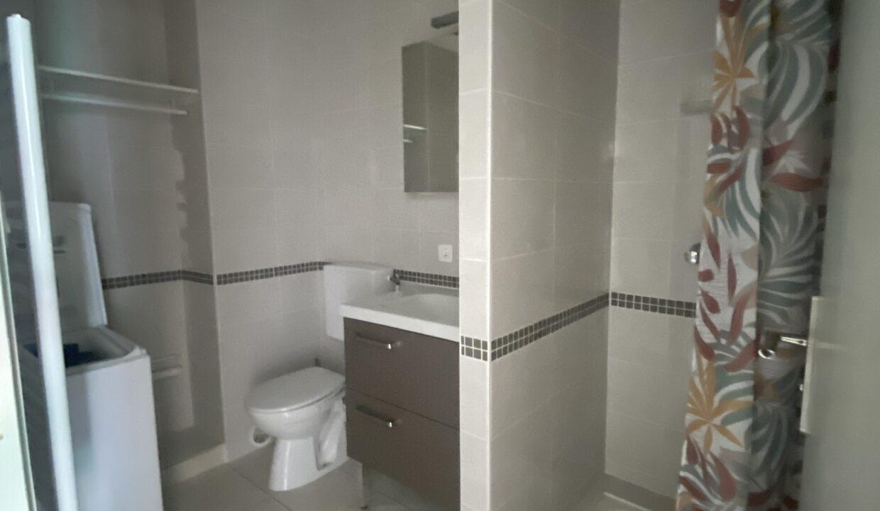 9TH1-grand-studio-meublé-centre-ville-cuisine-séparée-4