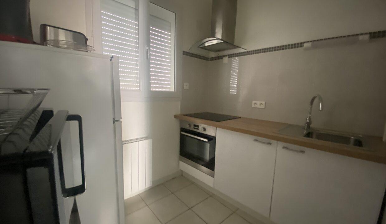 9TH1-grand-studio-meublé-centre-ville-cuisine-séparée-6