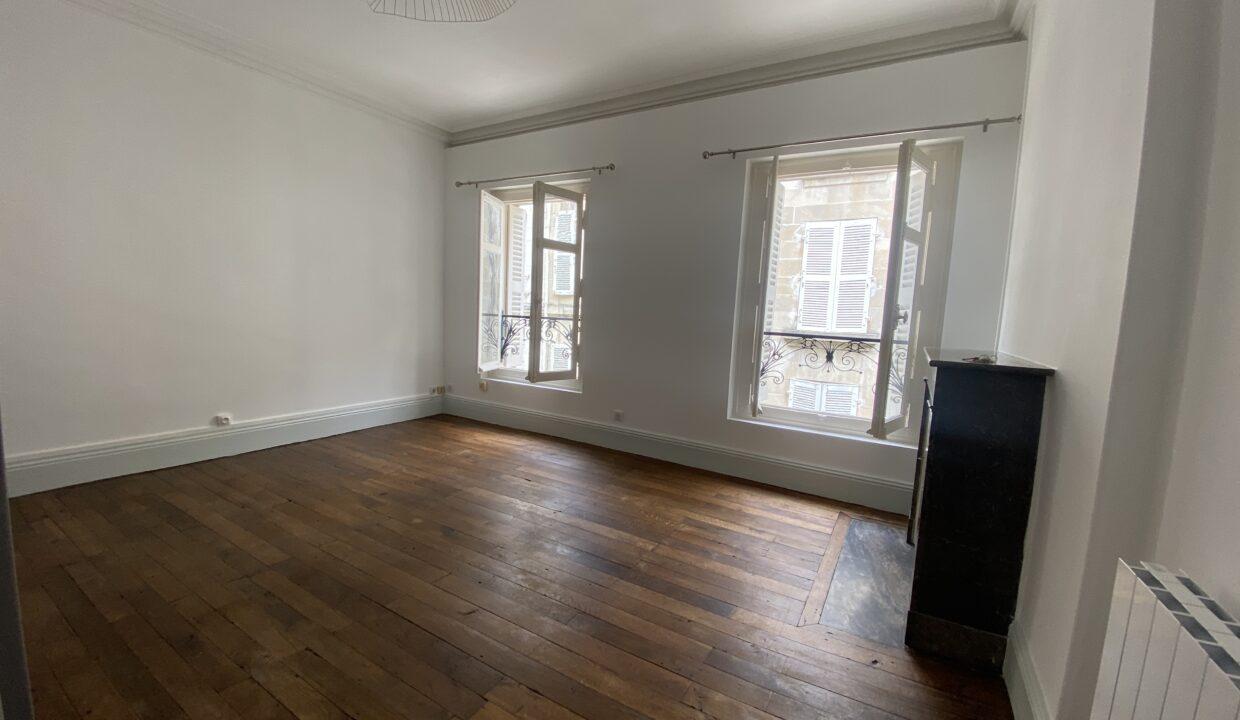 67CAT4-T2-poitiers-appartement-vide-rénové-cheminée-standing-centre-ville-1