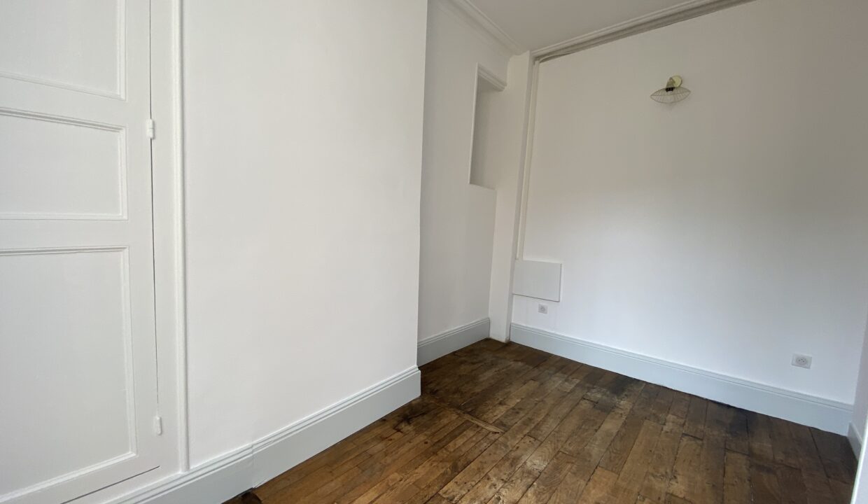 67CAT4-T2-poitiers-appartement-vide-rénové-cheminée-standing-centre-ville-16